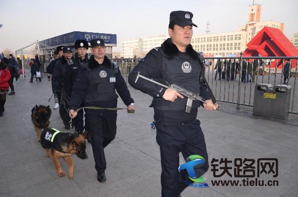 �Dһ�����^�F·����̎���^��܇վ�ɳ�����ð�������y����Ȯ�ڑ�(zh��n)ǰ�V�����bѲ߉����ط���������܇վ�h(hu��n)�����_��<a href=http://m.ehuashu.com/chunyun/ target=_blank class=infotextkey>���\</a>�ÿͰ�ȫ���У��zӰ�����l(w��i)�꣩.JPG