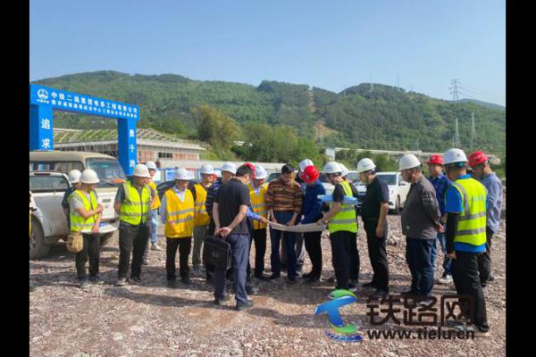 �ɶ��F·�ֿ����̎��Αc��һ���W�R�f��������Ŀ�z