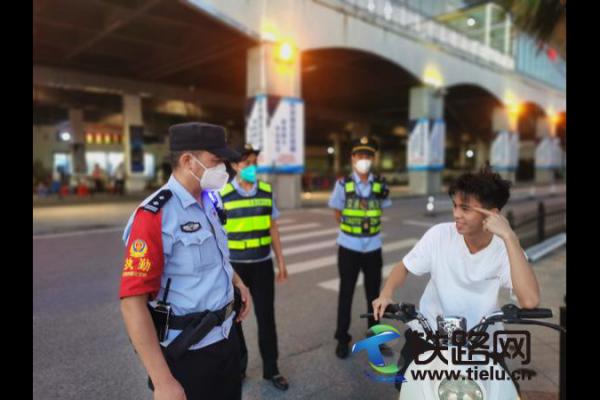 廣西欽州:多部門聯(lián)合整治火車站站前秩序亂象